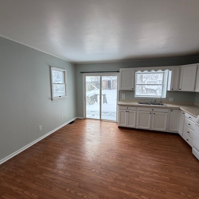 Building Photo - Updated 3 bedroom home on the West side of Grand Rapids