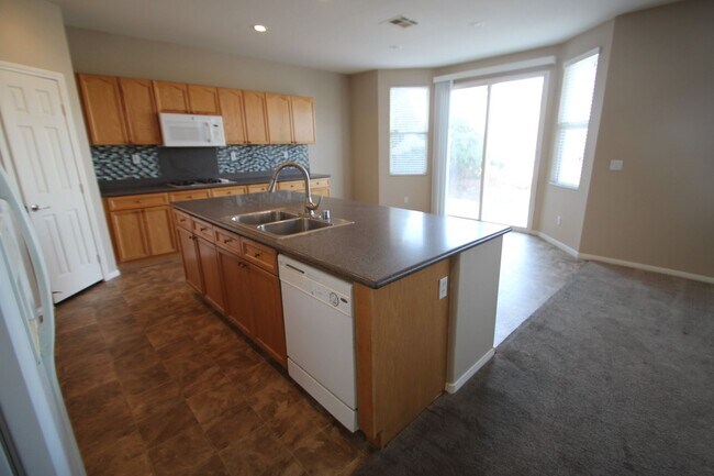Building Photo - Beautiful 2-story home with 4 bedrooms loc...