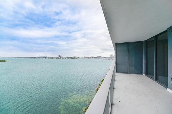 Foto del edificio - 700 NE 24th St