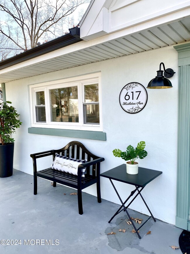 Building Photo - 617 Mistletoe Ave