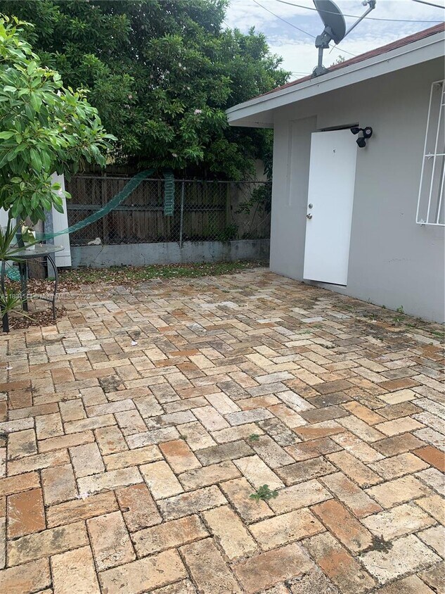 Foto principal - 821 SW 29th Ct