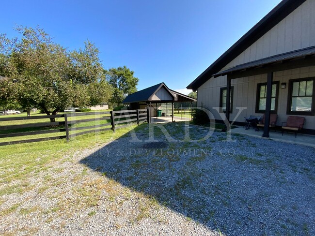 Foto del edificio - 127 Carpenter Road NE, Calhoun, GA