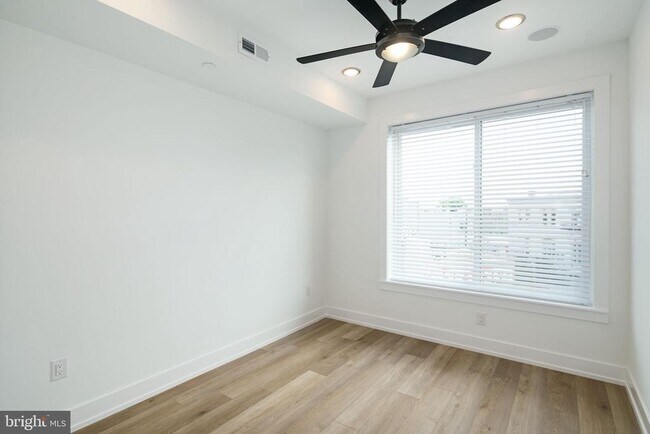 Building Photo - 2000 N Front St