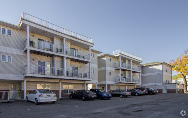 Building Photo - Castle Arms Apartments