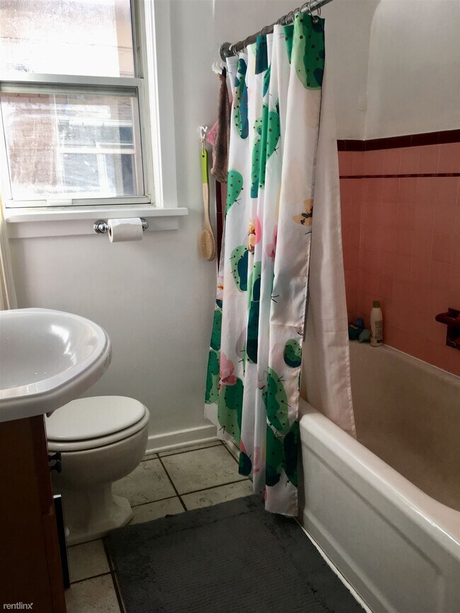 Building Photo - 2 br, 1 bath Duplex - 725 E Logan Ave