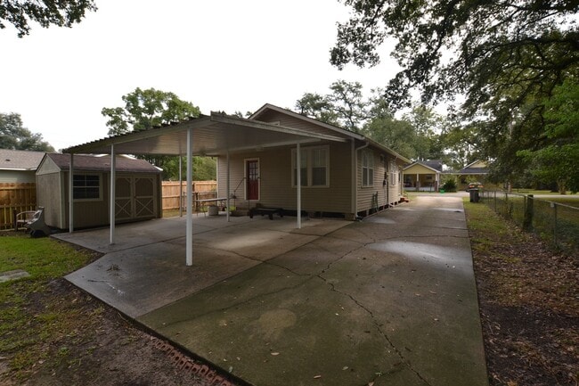 Building Photo - Location!  Location!  Adorable 2 bedroom, 1 bath home near Zachary High