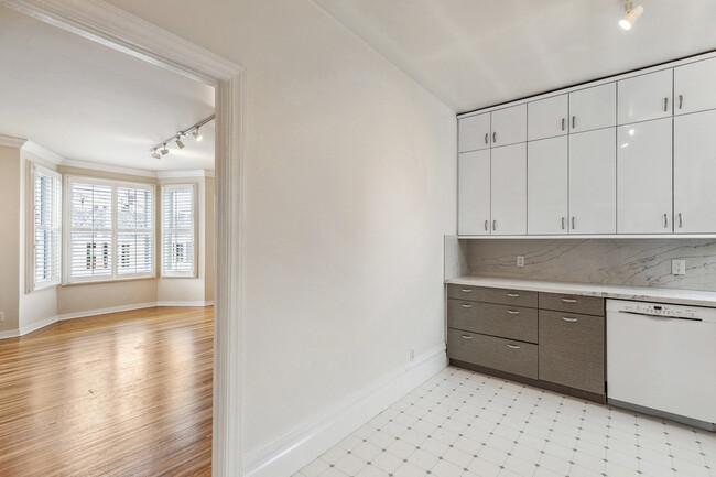 Building Photo - Charming Flat - Great Location - Quiet Blo...