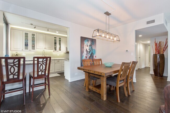 Foto del edificio - 100 E Bellevue Pl