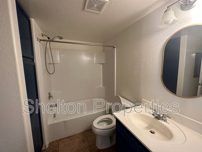 Building Photo - 1432 W Emerald Ave