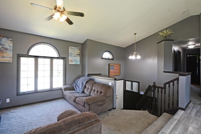 Foto del edificio - Spacious 4-Bedroom Gem in Buffalo with 3-C...