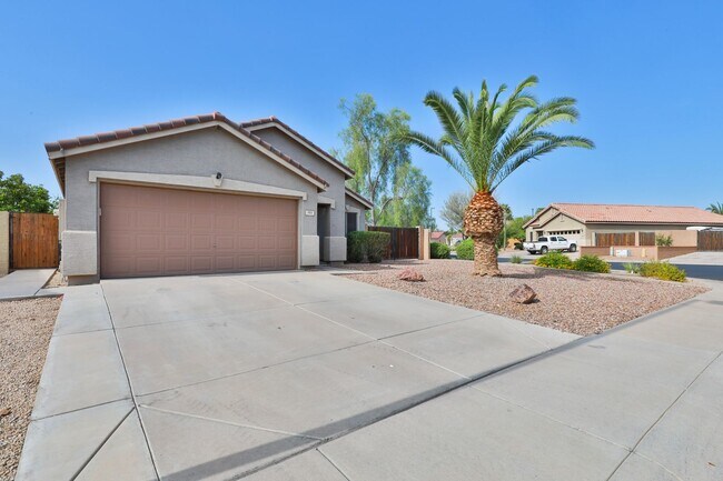 Building Photo - 4 Bed / 2 Bath with Private Pool- Oversize...