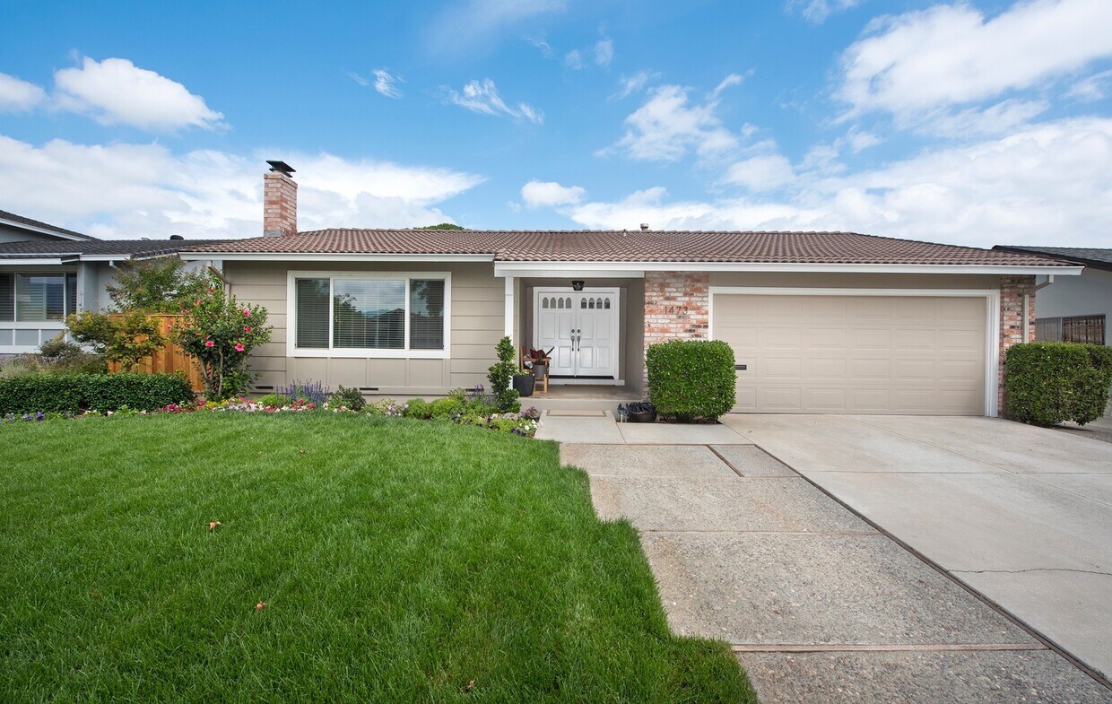 Foto principal - Beautiful 4BR/2BA Home in Outstanding West...