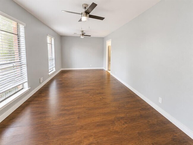 Building Photo - 305 Starbright Dr