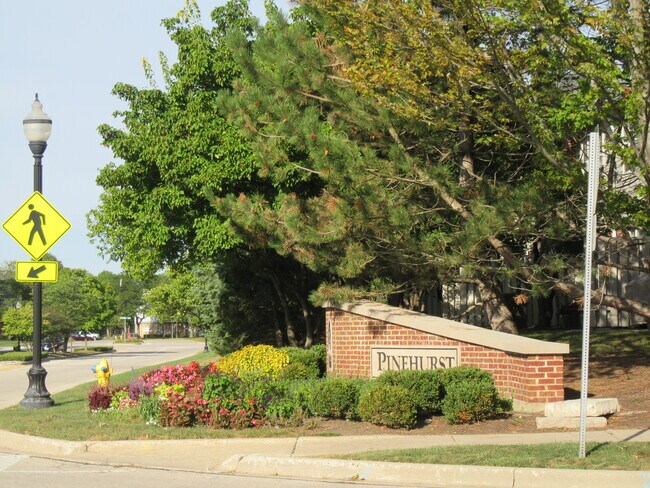Foto del edificio - 348 Pine Lake Cir