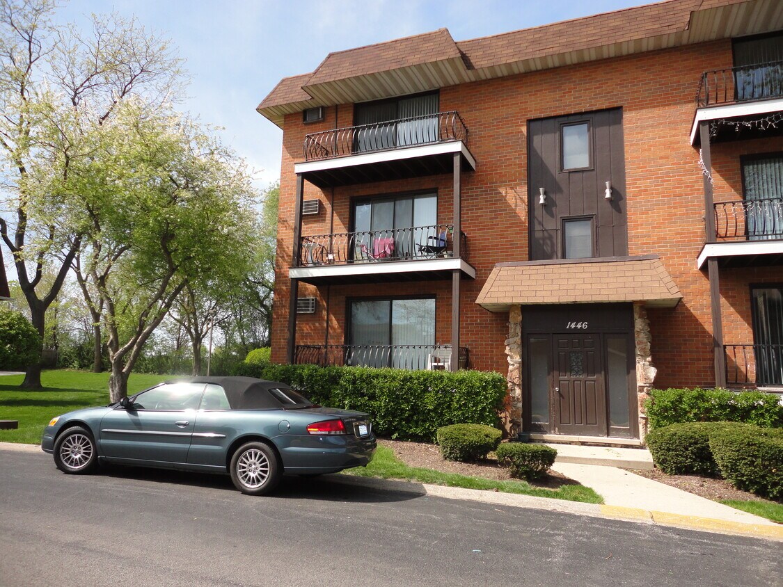 1446 Carriage Ln Unit 2, Westmont, IL 60559 Apartments in Westmont, IL