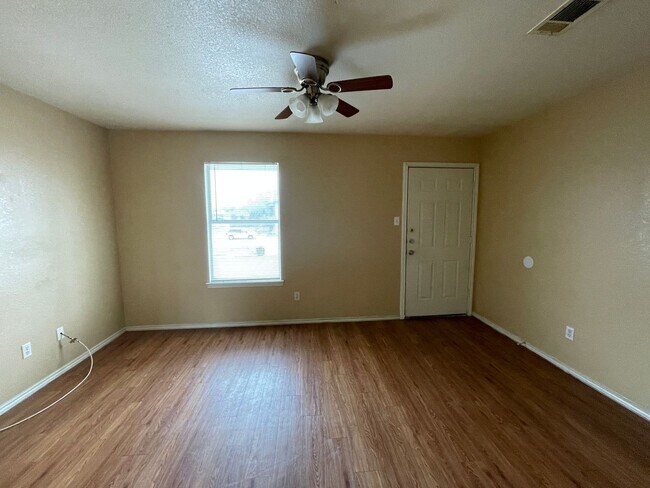 Building Photo - 1603 Cedarhill Dr