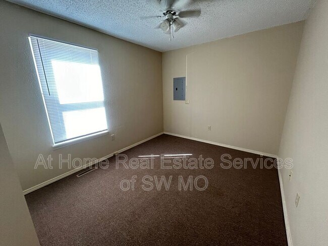 Foto del edificio - 1636 N Benton Ave