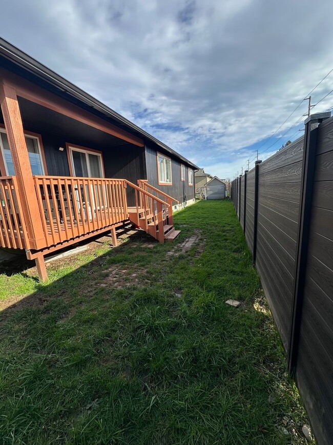 Building Photo - 3 Bedroom 2 Bath in Chehalis