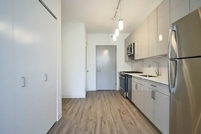 Building Photo - 809 W Van Buren St