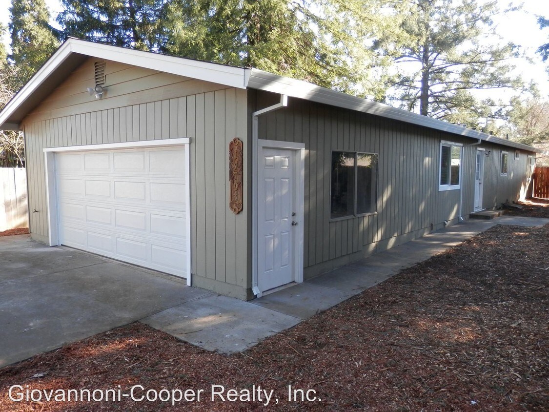 Foto principal - 4 br, 2 bath House - 14793 Grove Street