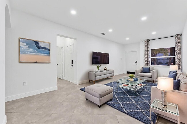 Foto del edificio - Stunning lakefront townhouse in gated Homestead community.