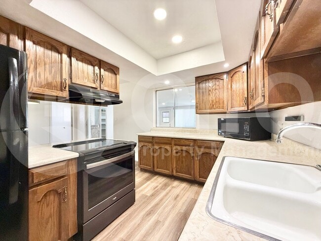 Building Photo - 910 N Wedgewood Dr