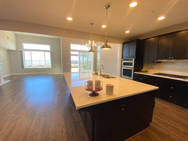 Foto del edificio - Advent -Immaculate Four Bedroom Home W/ Tw...