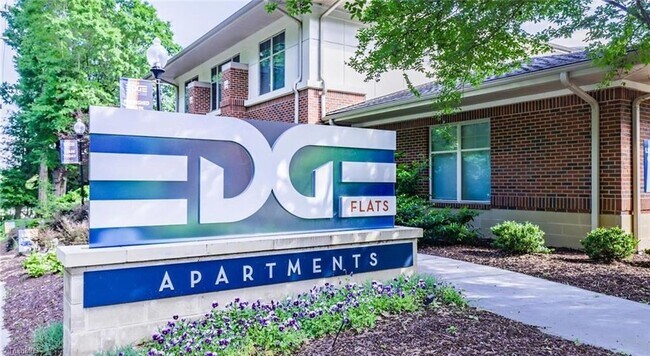 Foto del edificio - 111 Edgeway Dr