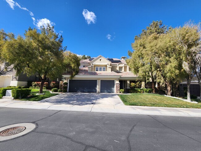 Foto del edificio - Stunning Queensridge Two-Story Residence in Guard-Gated Community