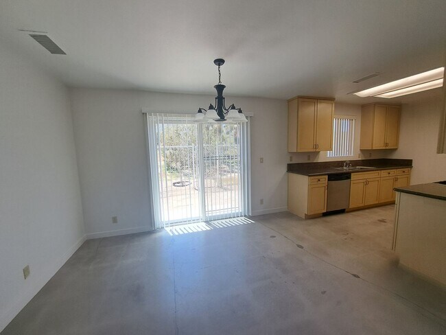 Building Photo - 4 bedroom!! Close to town and schools