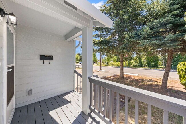 Foto del edificio - Updated 3 bedroom home with garage