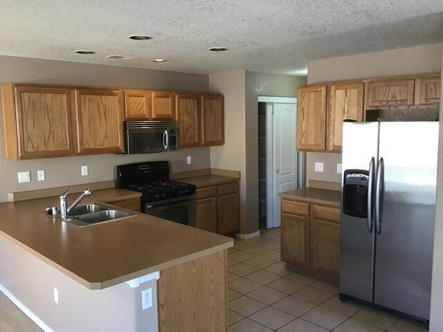 Building Photo - Spacious and Open Two Story Home