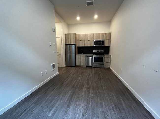 Interior Photo - MF 16 - N. Sumner