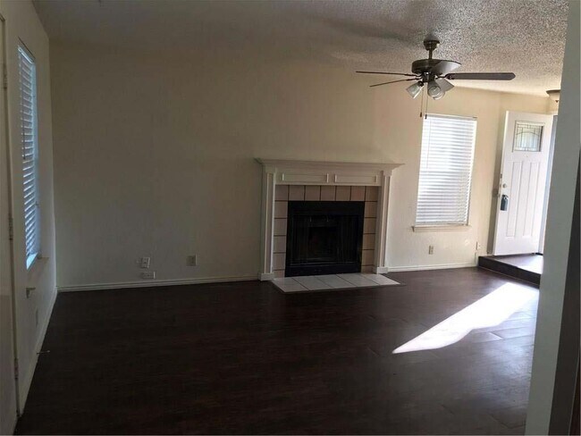 Foto del edificio - 6107 Parkwood Dr