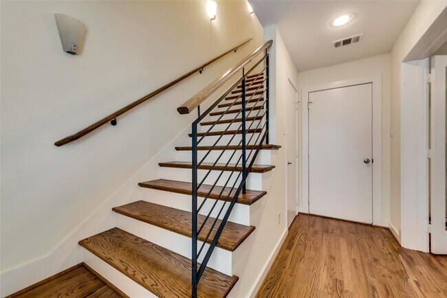 Building Photo - 2335 Stutz Dr
