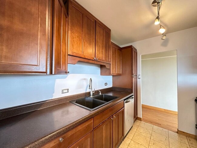 Building Photo - 4180 N Marine Dr