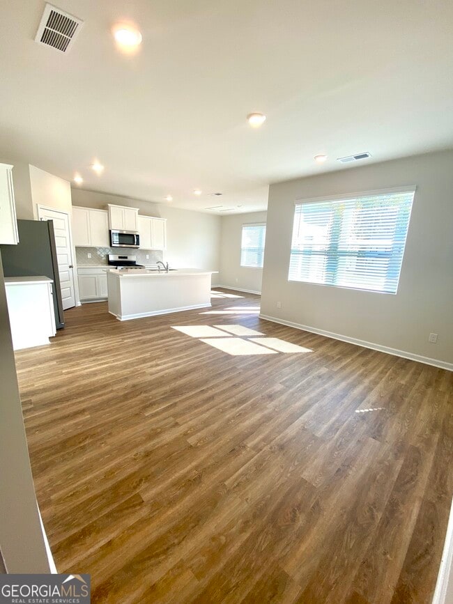 Building Photo - 256 Lauritsen Way