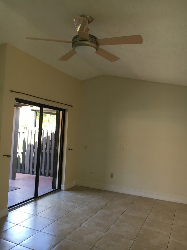 Foto del edificio - 4825 SW 152nd Ct