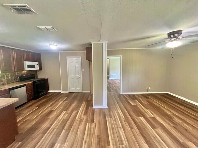 Building Photo - Tour Today! 3 Bedroom 2 Bath Single Family Home in Longview!