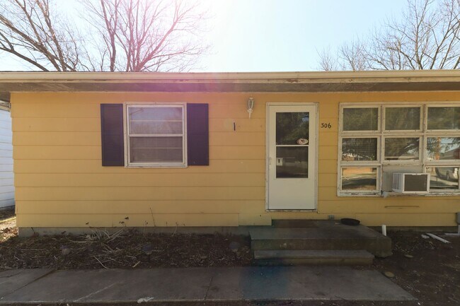 Building Photo - 306 E Hwy 124