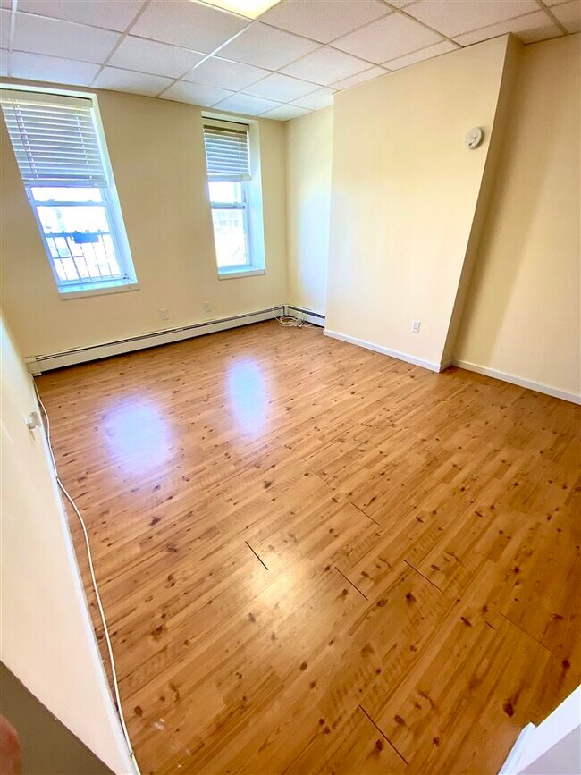 Building Photo - 153 Christopher Columbus Dr