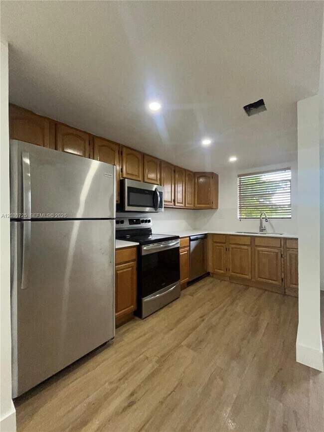 Building Photo - 9357 Fontainebleau Blvd