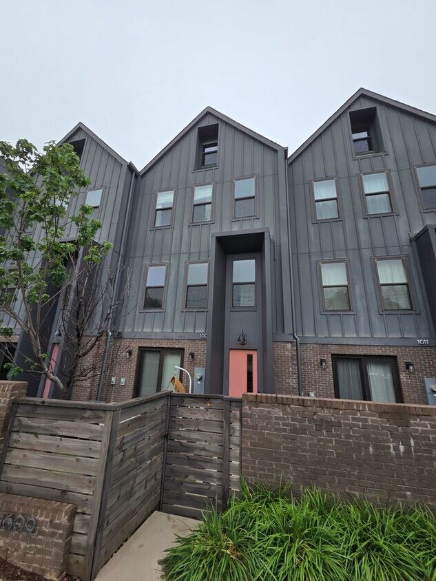Building Photo - 3 Bedroom Modern Luxury Living in the Heart of Villa Heights