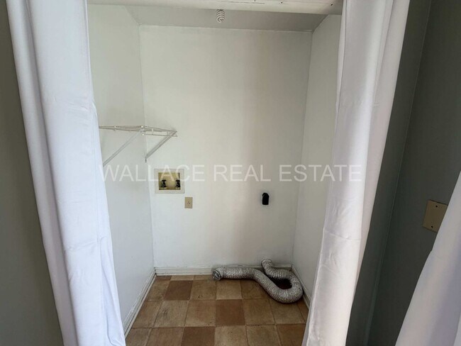 Foto del edificio - ALL ONE LEVEL IN CLINTON! 3 BDRM, 2 BATH WITH 2 CAR GARAGE!!