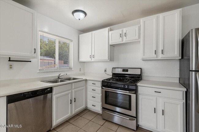 Foto del edificio - 44960 E 3rd St