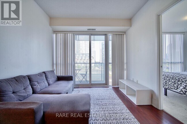 Photo du bâtiment - 560-560 Front St W