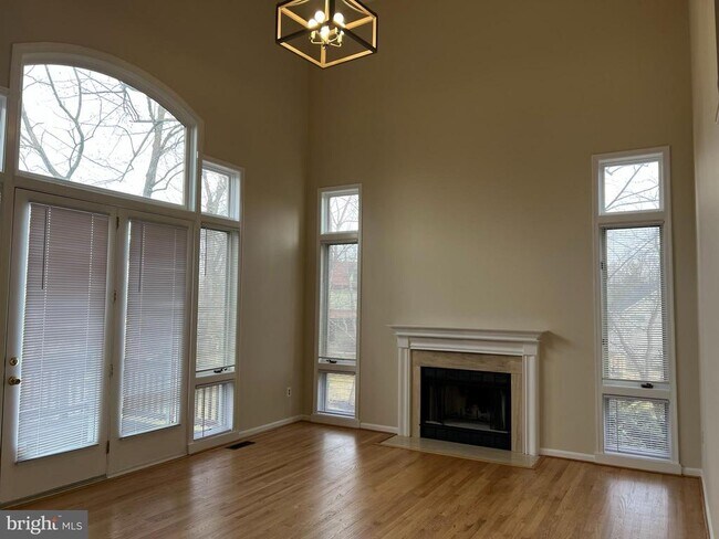 Building Photo - 9425 Spruce Tree Cir