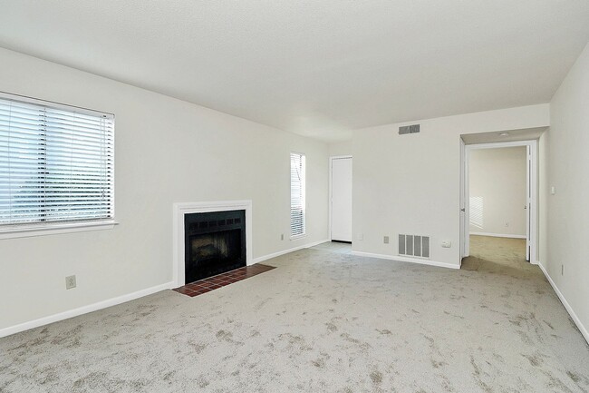 Building Photo - Adorable One Bedroom Condo in the Heathste...