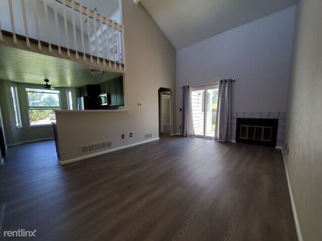 Building Photo - 2 br, 2 bath Townhome - 9108 West Plymouth...