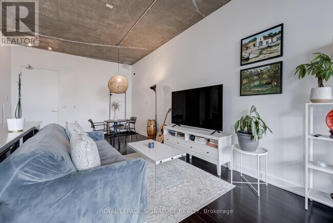 Photo du bâtiment - 60-760 Bathurst St